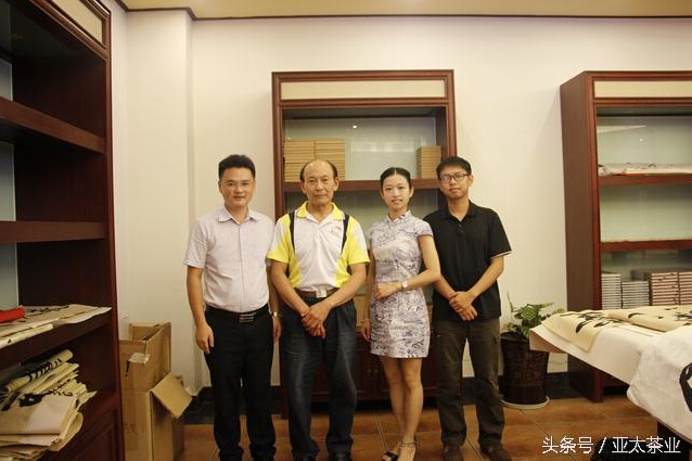 邓时海教授(左二)与【中国茶业】全媒体合影