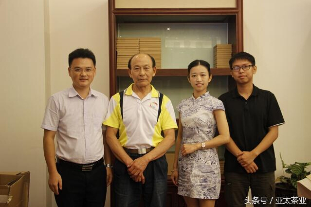 邓时海教授(左二)与【中国茶业】全媒体采访组合影